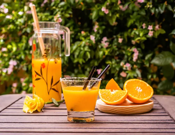 Nahaufnahme von einer Karaffe mit frisch gepresstem Orangensaft frisch gespresster Orangensaft