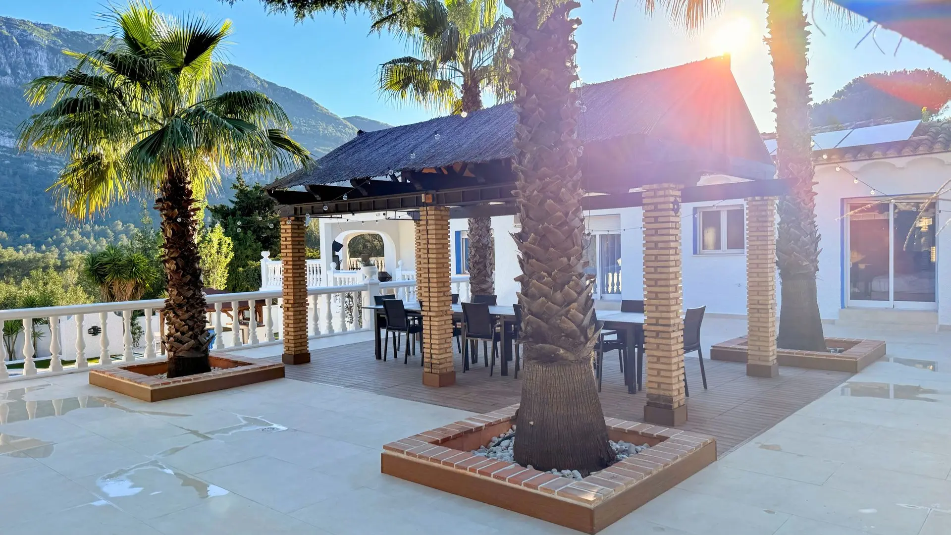 Terrasse mit Esstisch und Stühlen