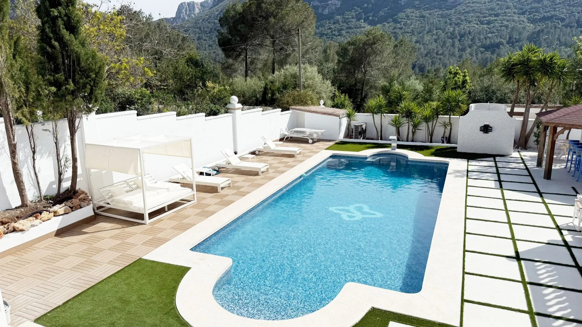 Pool mit Liegestühlen