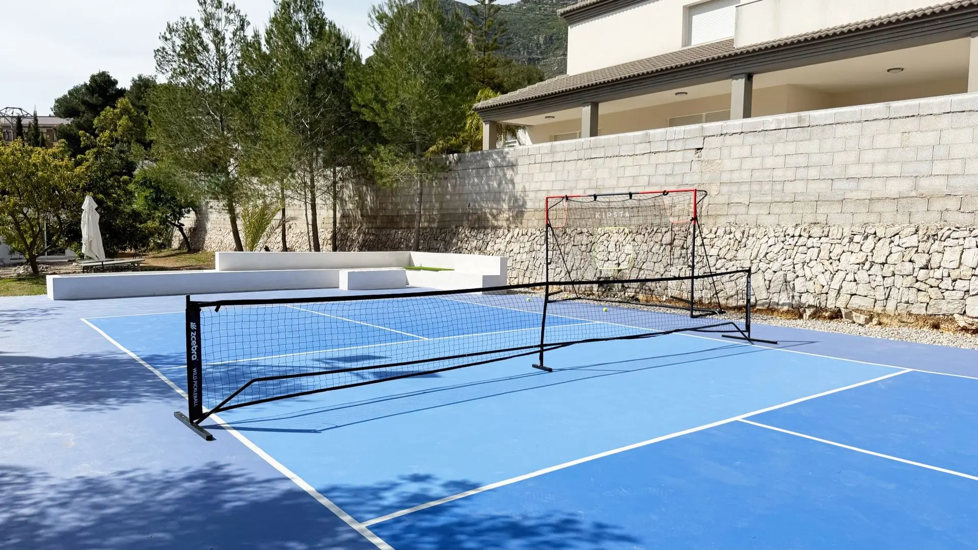 Pickleball Spielfeld, Sitzplatz, Mauer