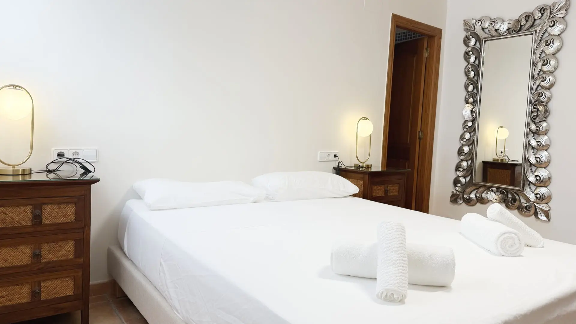 Schlafzimmer Kingsizebett Duschtücher